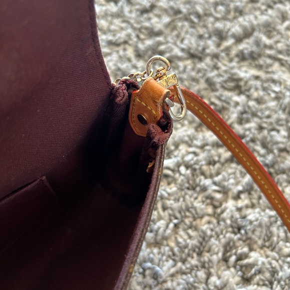 Gorgeous used crossbody. NOT AUTHENTIC!! - Picture 6 of 9